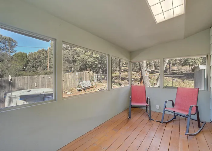 W/ Yard & Deck: Pets Welcome! Holiday home